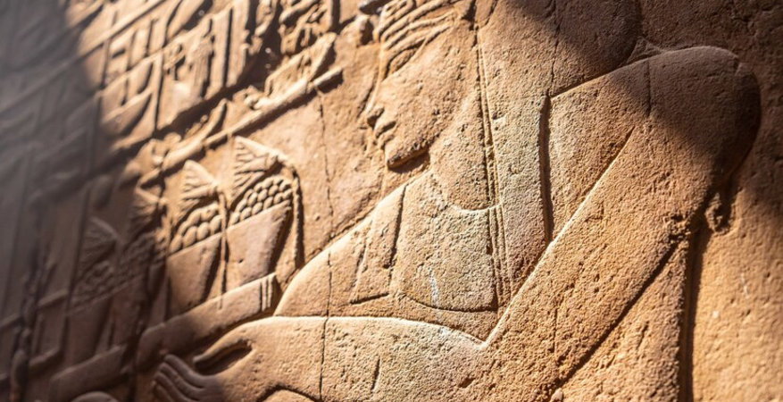 closeup-of-the-engravings-on-the-walls-of-the-luxor-temple-egypt_181624-38326