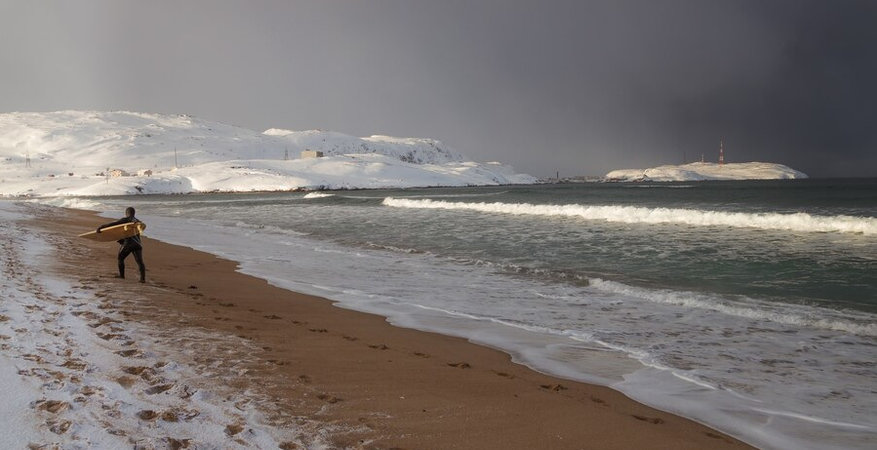 surfers-return-after-riding-the-waves-of-the-arctic-ocean-teriberka-russia_337751-188