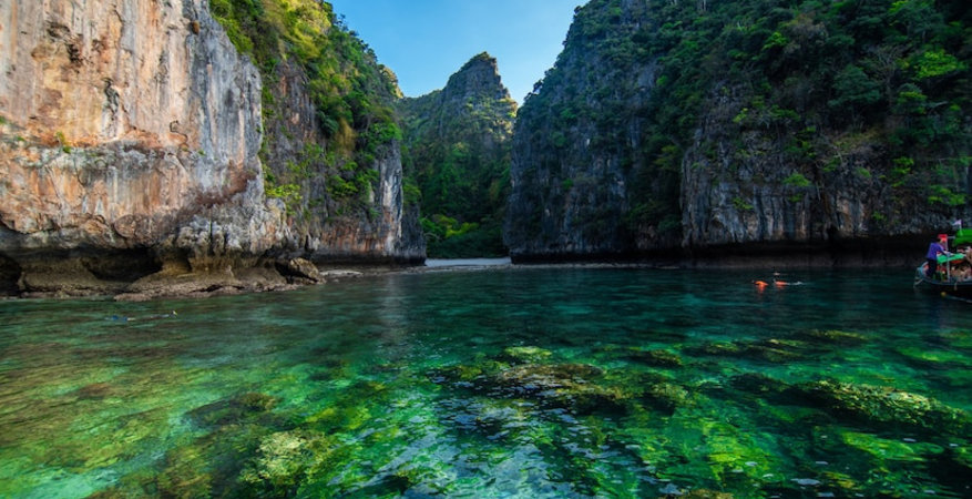 the-beaches-of-ko-phi-phi-islands-and-the-rai-ley-peninsula-are-framed-by-stunning-limestone-cliffs-they-are-regularly-listed-between-the-top-beaches-in-thailand_231208-1461